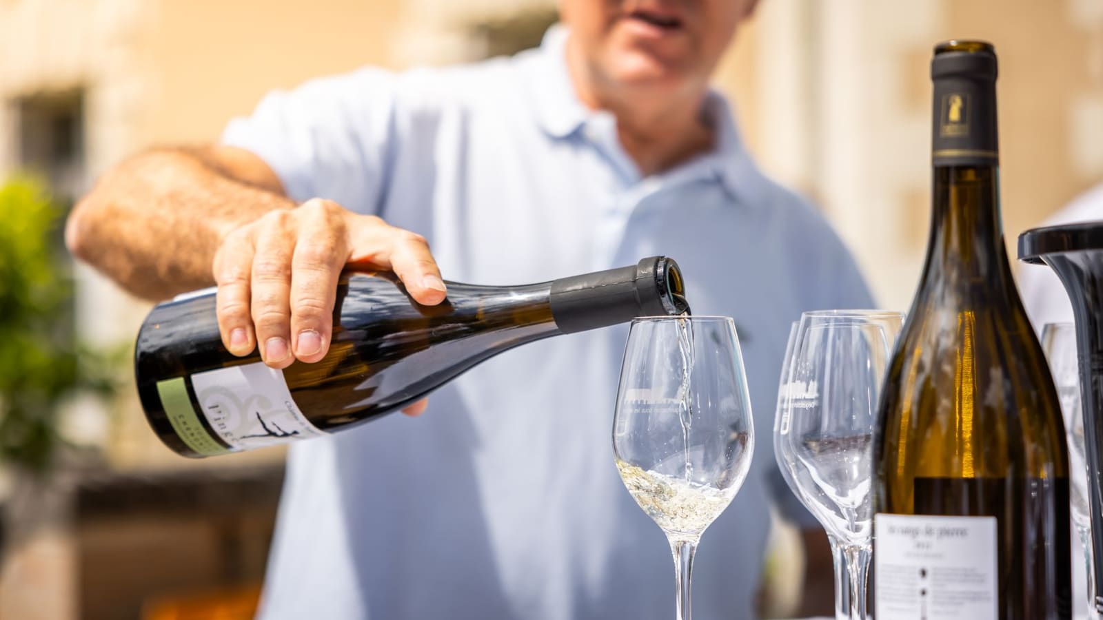 Sommelier die uitleg geeft over een wijnfles