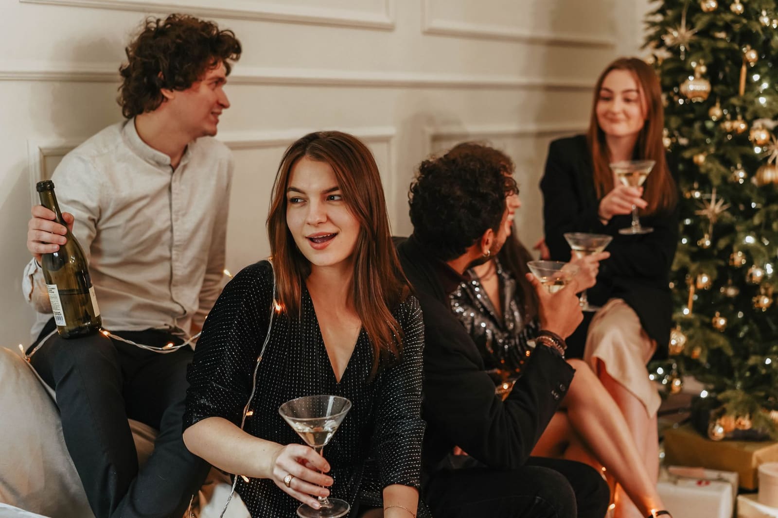 Glazen met cocktails op een feestelijke kerstborrel