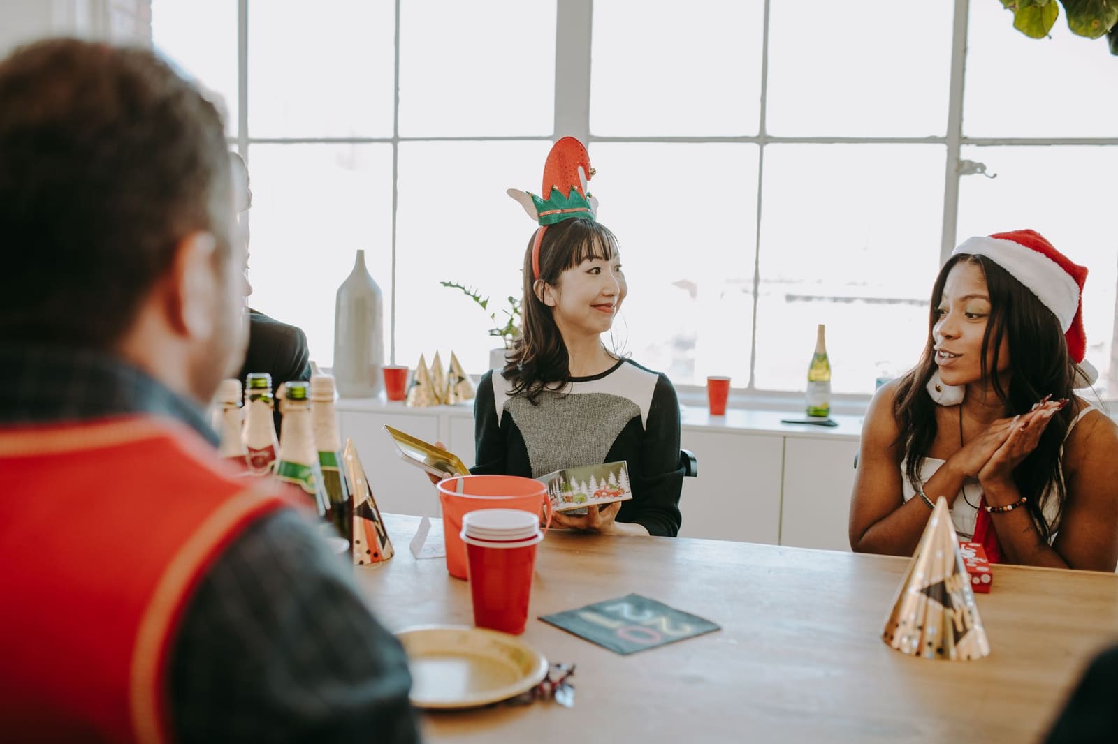 Collega's die samen een kerstfeest vieren op kantoor