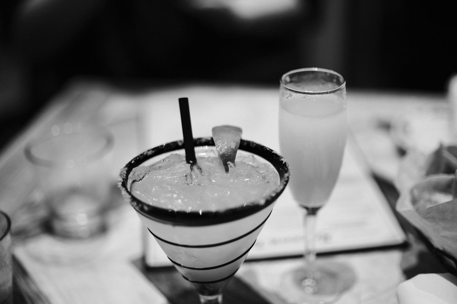Een frozen Margarita in een glas met zoutrand, gemaakt in een blender met vers ijs.