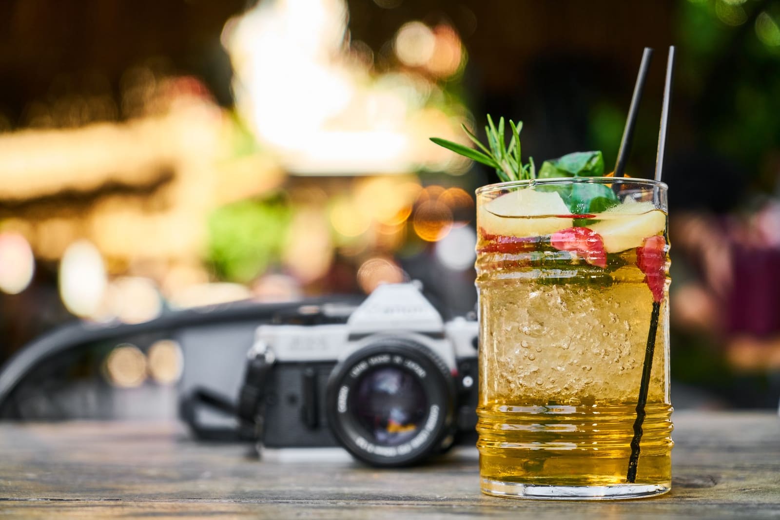 Cocktail met verse garnering van dichtbij