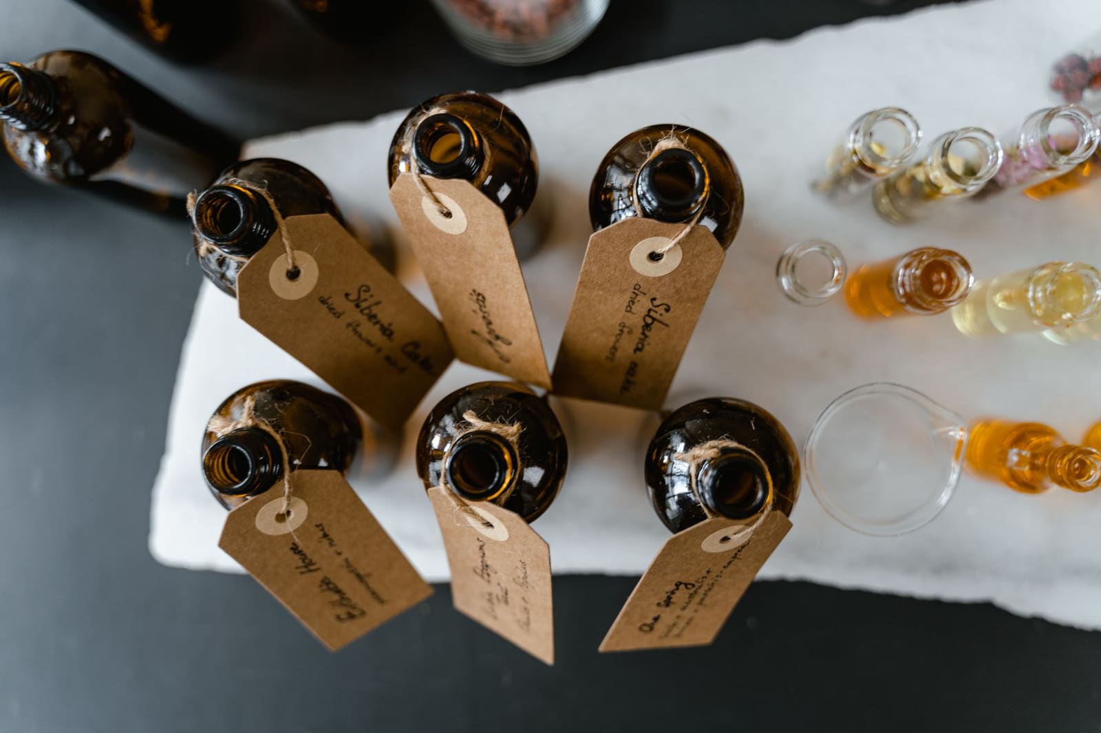 Fles amberkleurige likeur op een bar, vergelijkbaar met Licor 43