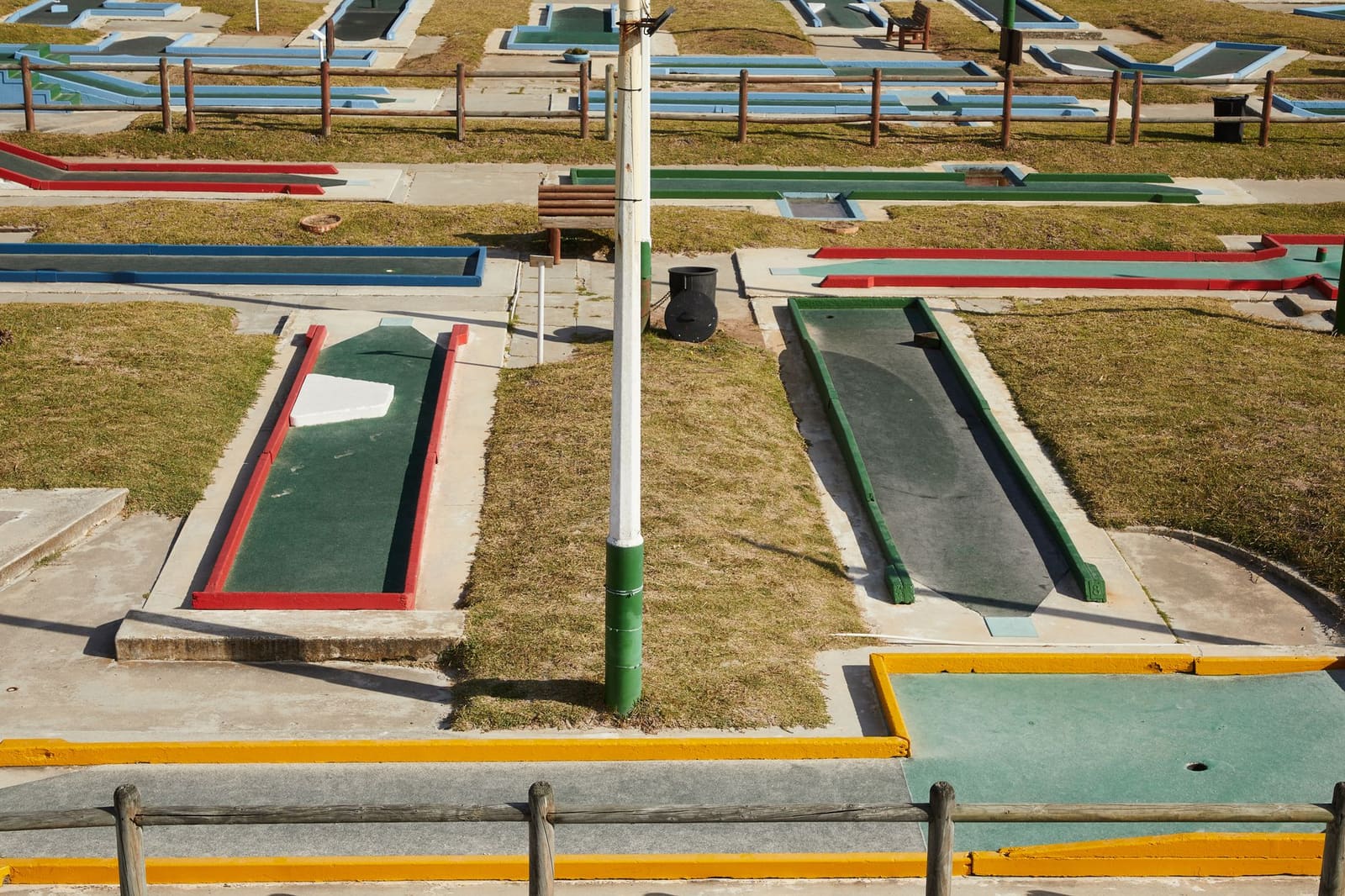 Kleurrijke mini-golfbaan met obstakels waar een toernooi kan plaatsvinden