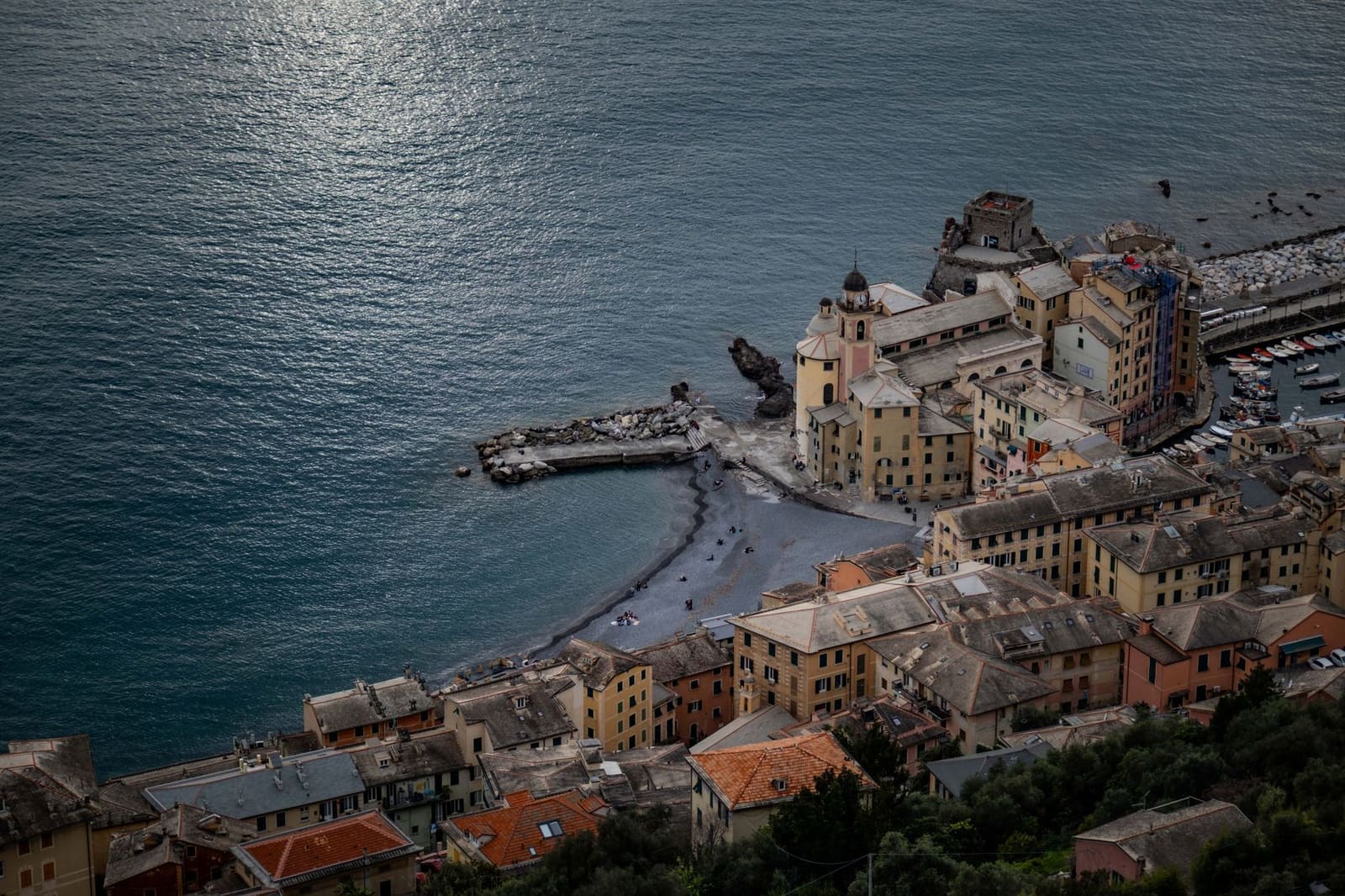 Kleurrijk Italiaans kustdorpje aan de Amalfikust in de avondzon