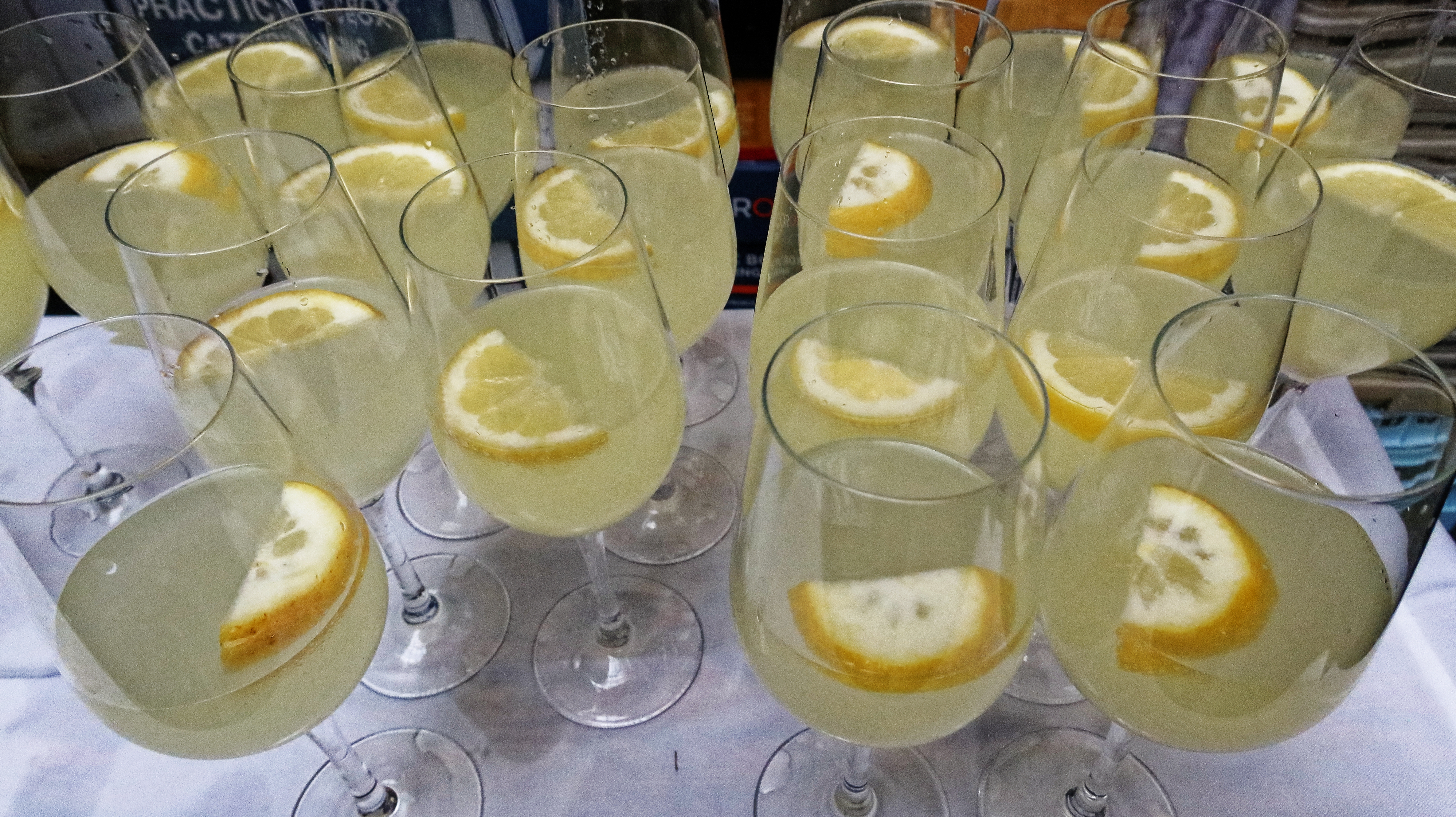 Een glas spritz met citroenlikeur, ijsblokjes en een schijfje citroen als garnering