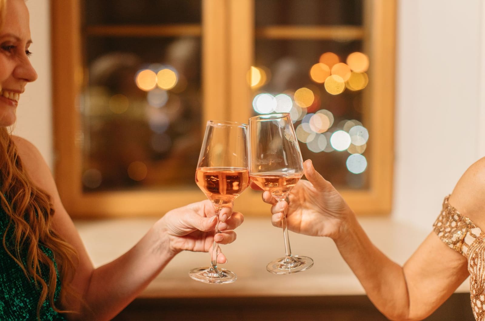 Close-up van een glas koele rosé wijn met condens op het glas