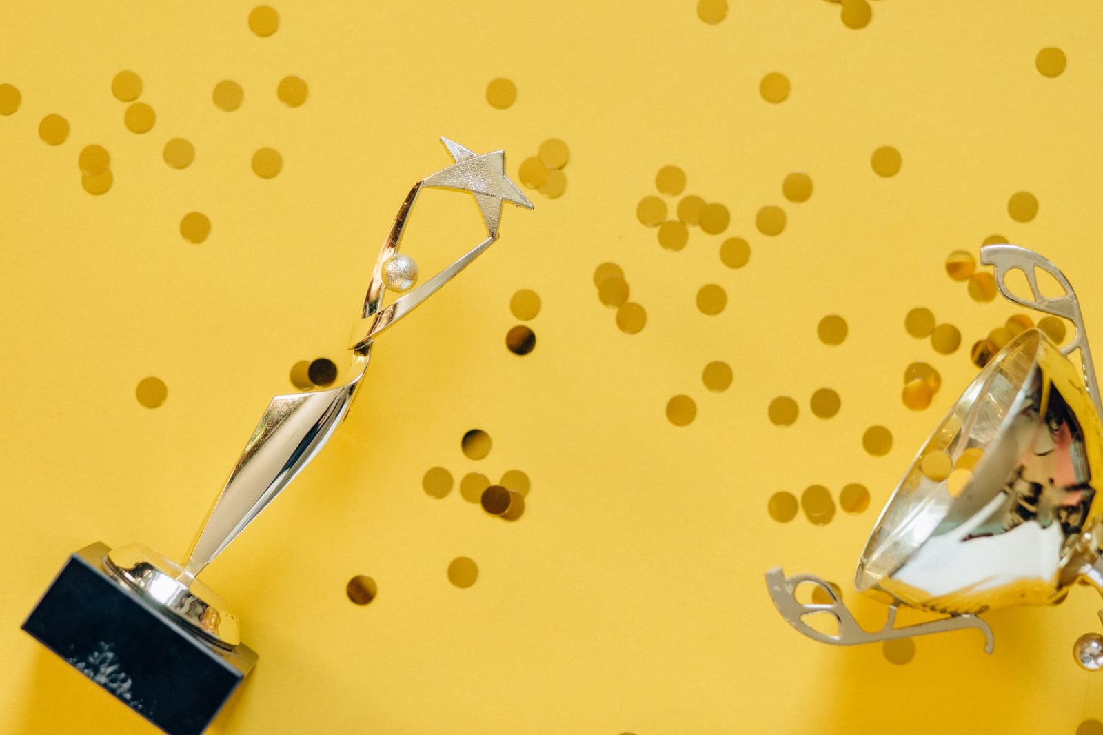 Trofee op een podium tijdens een uitreiking