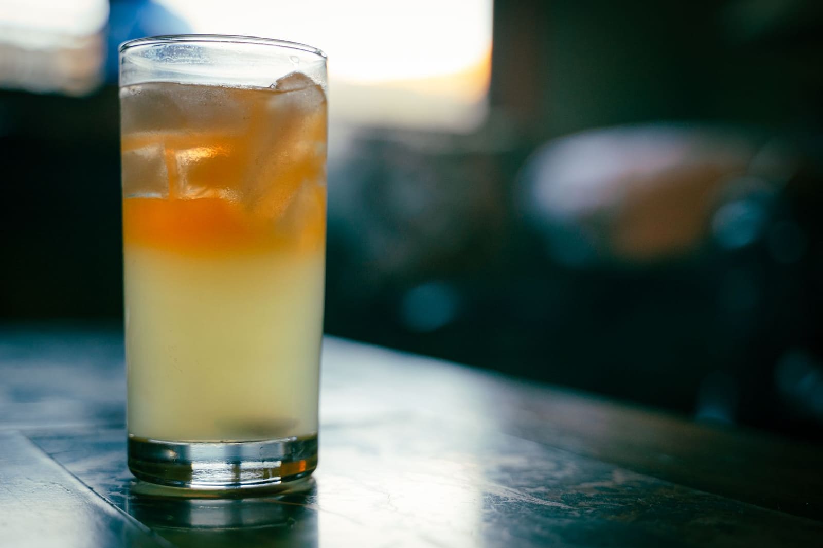Long Island Iced Tea in een longdrinkglas met ijs en een schijfje citroen
