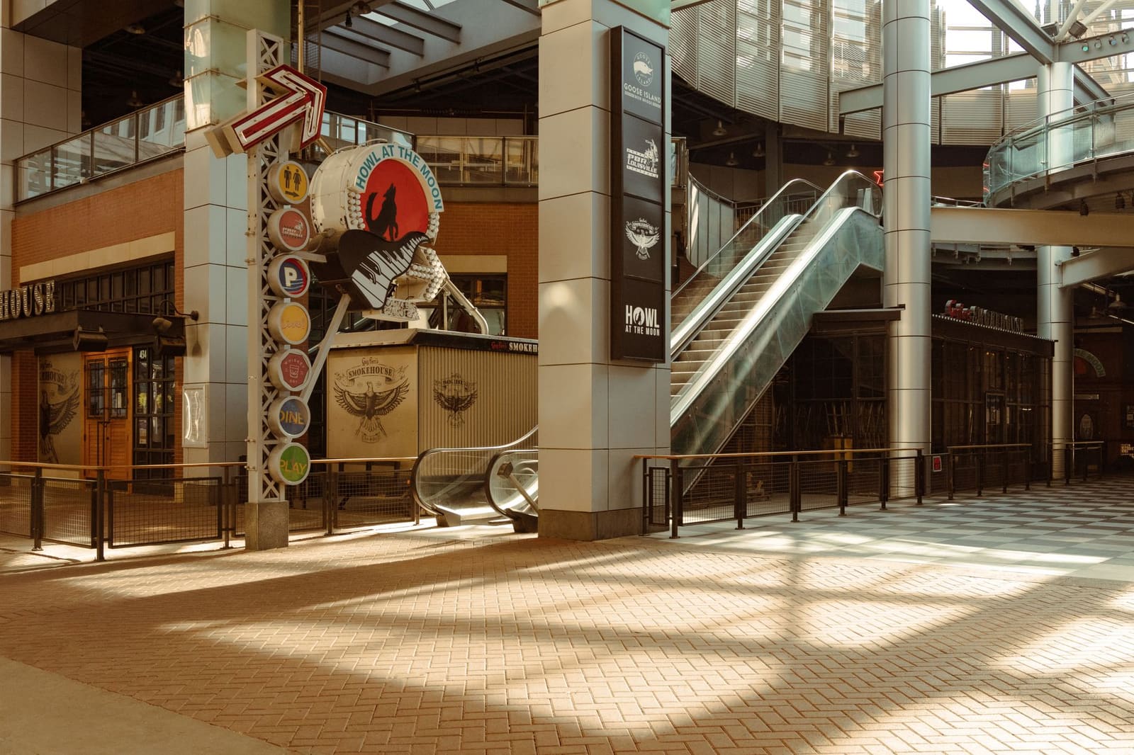 Straatbeeld van de binnenstad van Louisville met bars en restaurants