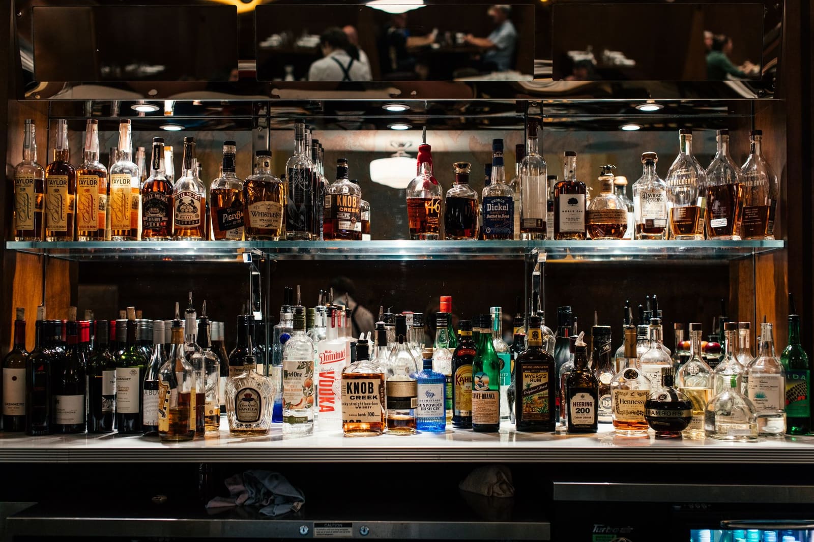 Bartender bereidt een bourbon cocktail achter een houten bar in een Amerikaanse bourbonstad