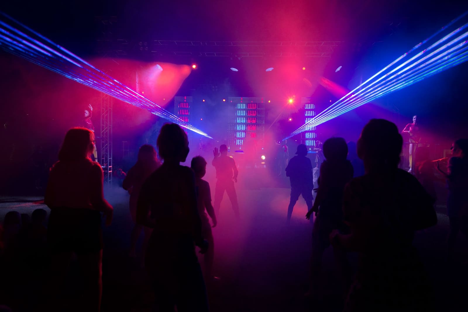 Dansvloer met gedimd licht, de plek waar het diner overgaat in muziek en dans.