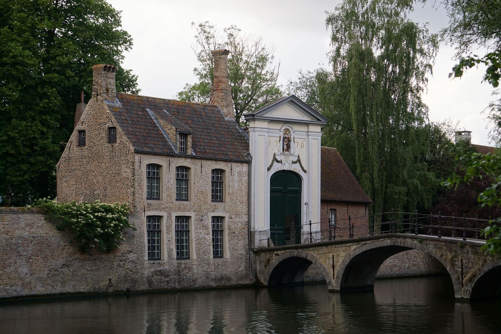 Grachten en gevels van de oude stad Brugge in de herfst