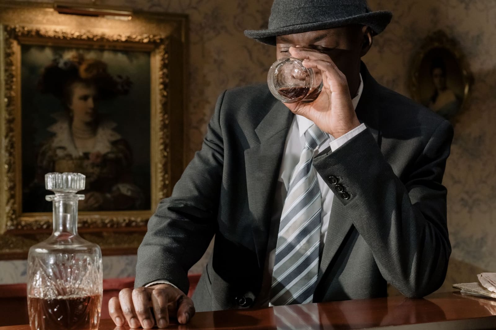 Proefglas whisky met een karaf water ernaast, klaar voor een vergelijking neat en met water
