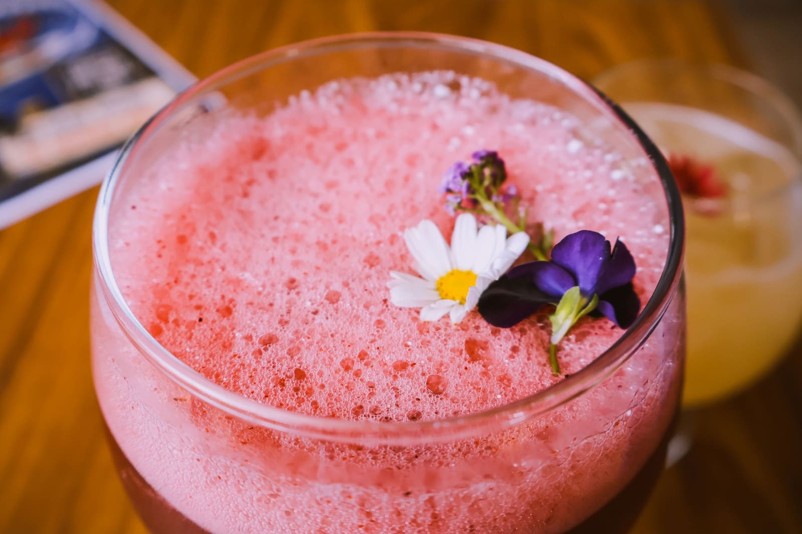 Cocktail met verse garnering van dichtbij
