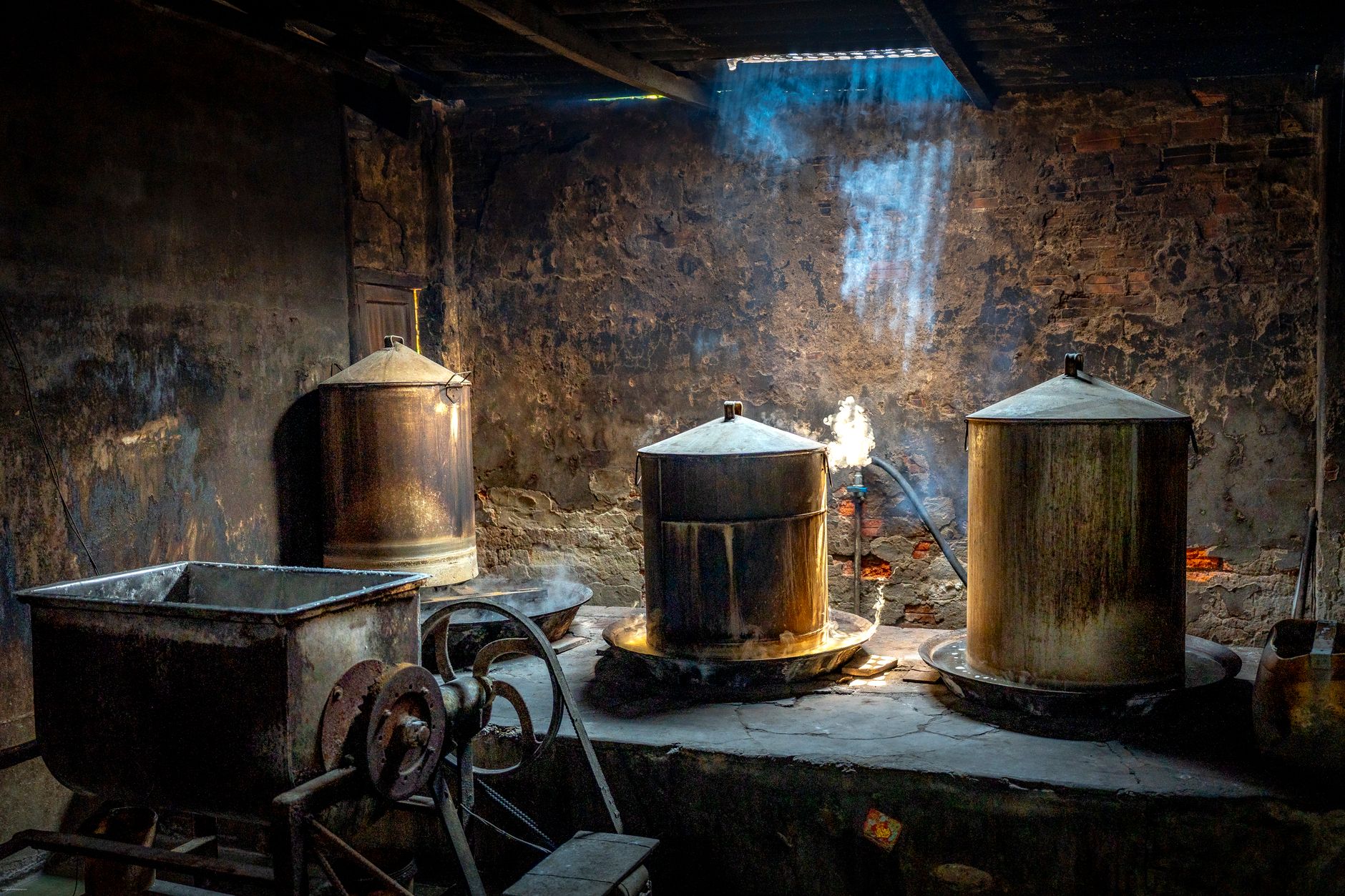 Koperen distilleerketels in een Indiase distilleerderij waar mahua spirit en single malt whisky worden gemaakt