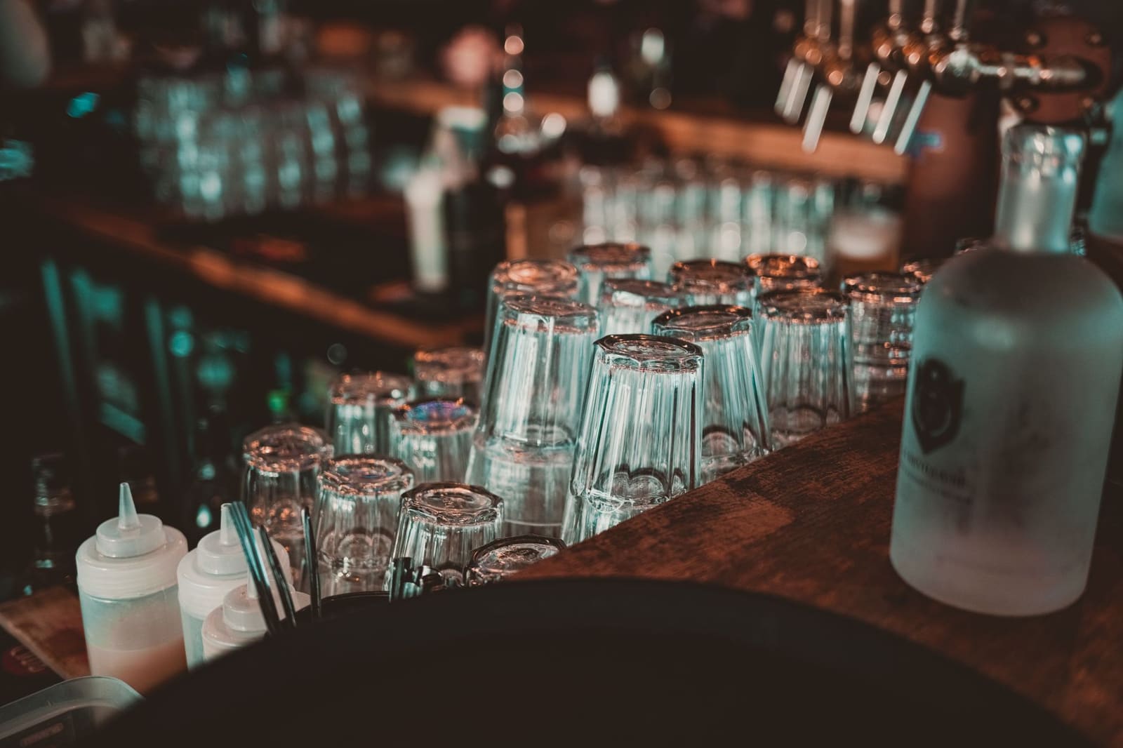 Bartender past de fat-washing techniek toe om smaak aan sterke drank toe te voegen