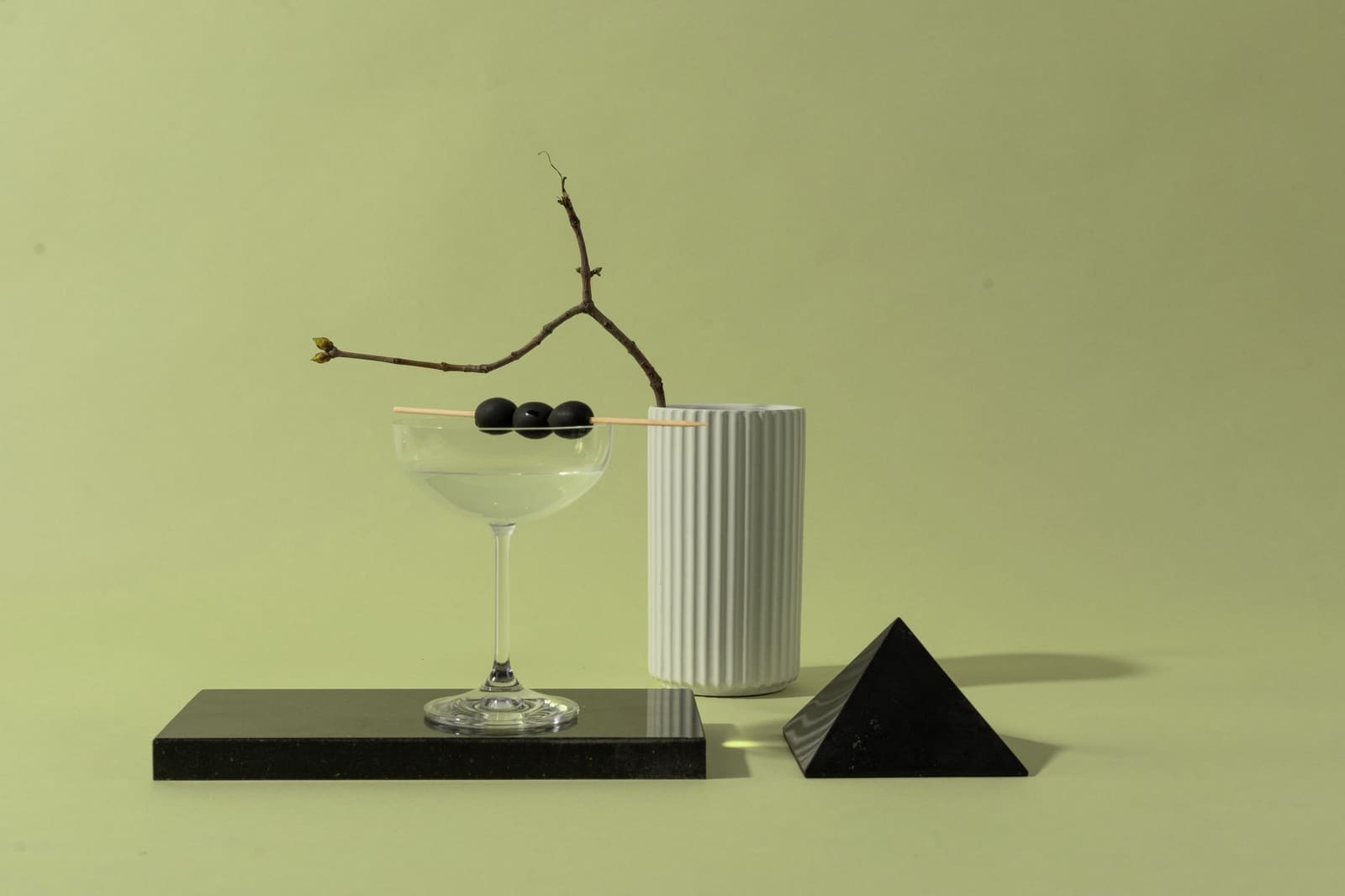 Een dirty Martini in een coupeglas met olijven, symbool voor de populaire cocktailtrend