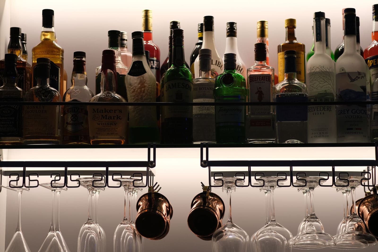 Flessen likeur uitgestald op een bar tijdens een wedstrijd