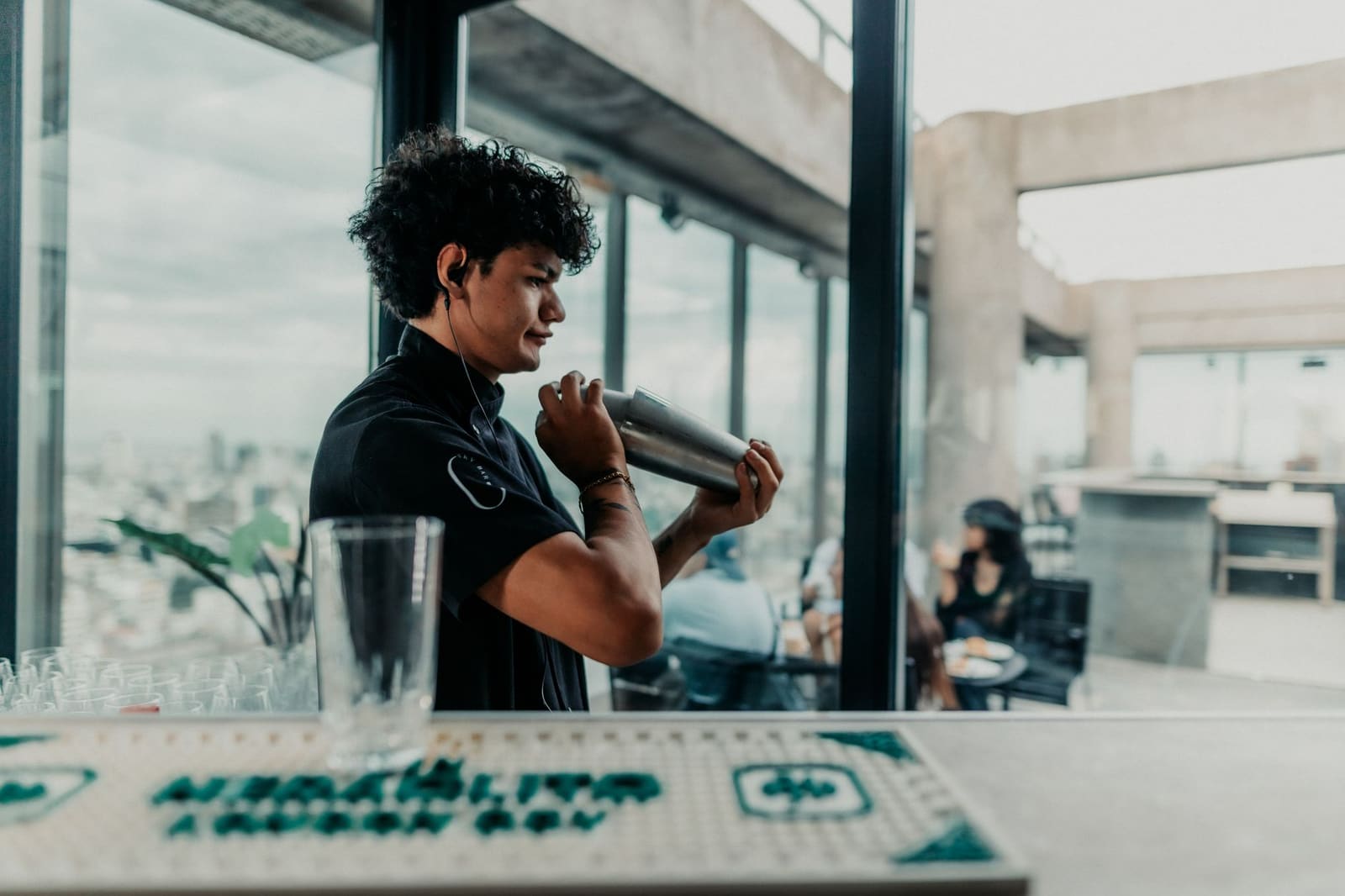 Rooftopbar met uitzicht over de skyline van Sydney