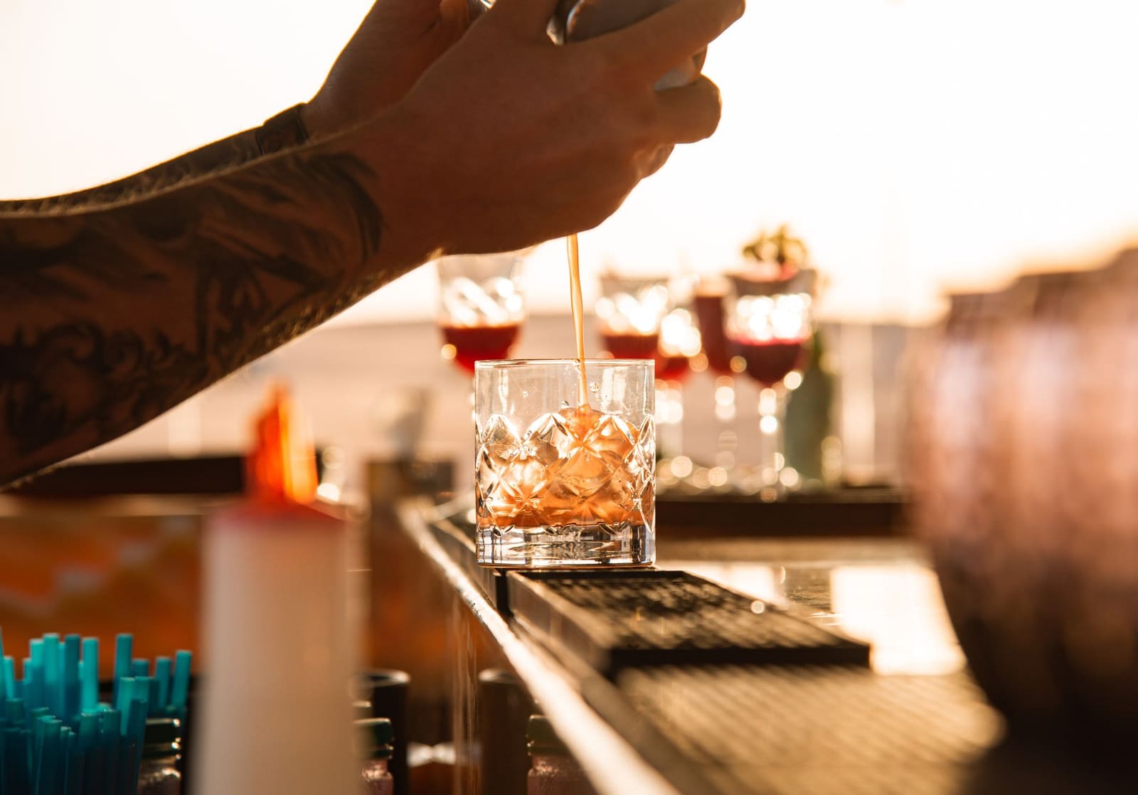 Een klassieke Negroni cocktail met sinaasappelschil in een tumbler glas