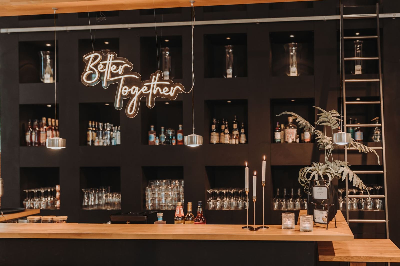 Sfeervol interieur van een moderne cocktailbar met gedimd licht en houten bar