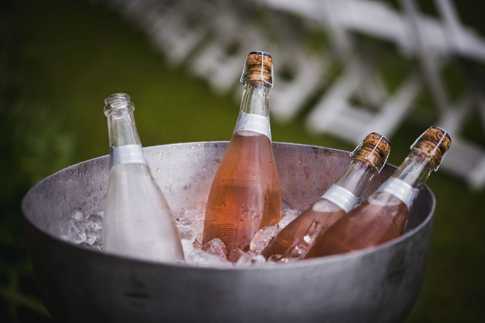 Gekoelde fles witte wijn met druppels condens erop