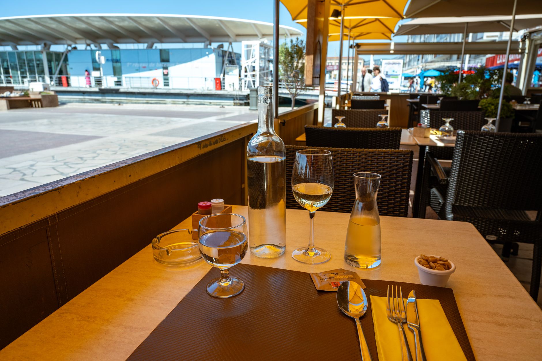 Glas frisse witte Provence-wijn met citrusgarnering op een buitentafel in de zon