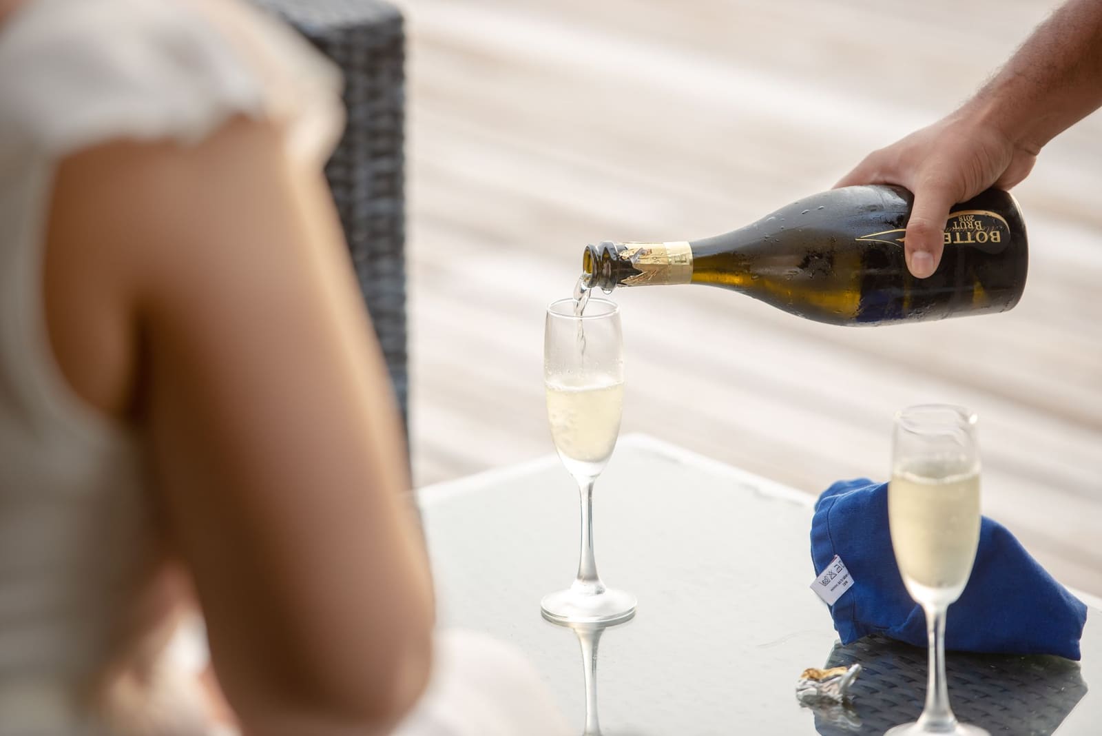 Champagne wordt sprankelend ingeschonken in een hoog glas