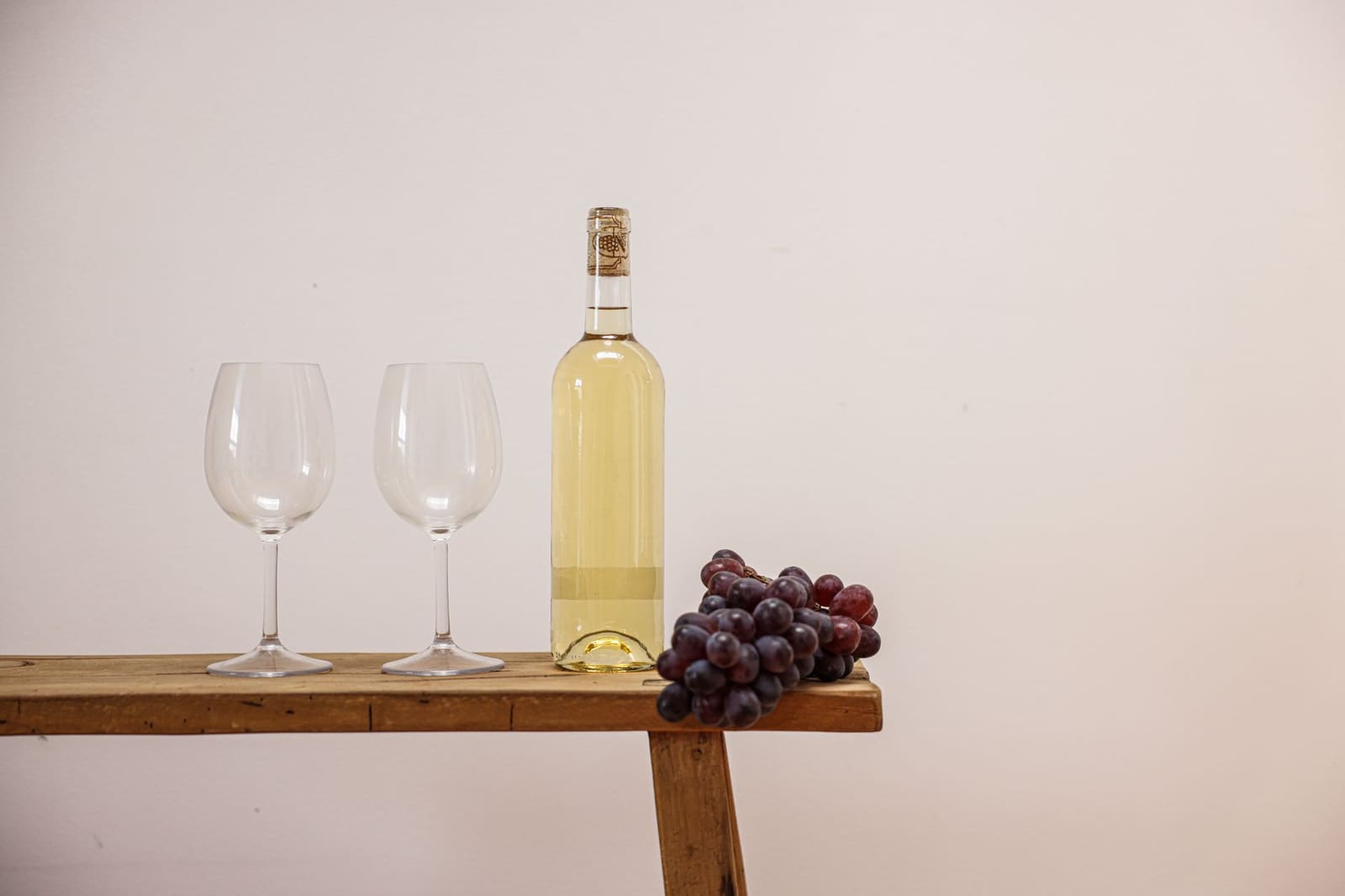 Een glas droge Moezel-riesling met een frisse zuurgraad en fruitige mineralige toon.
