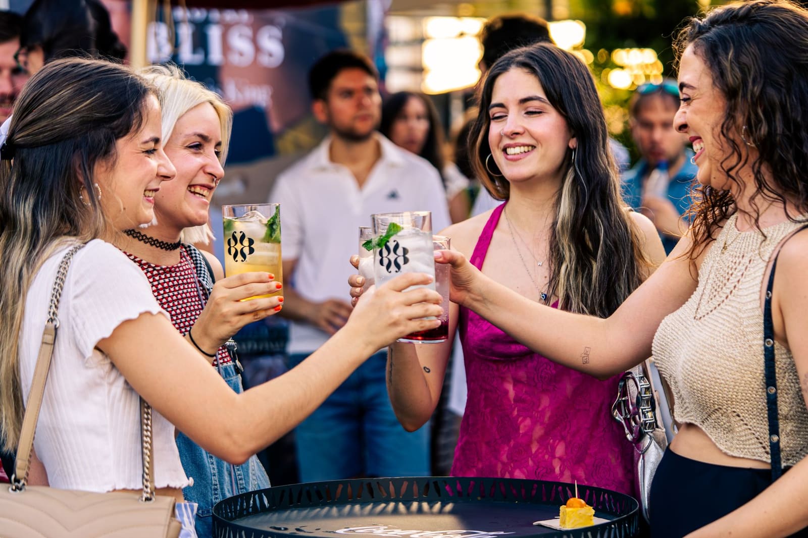 Bezoekers met cocktails op een druk drankenfestival