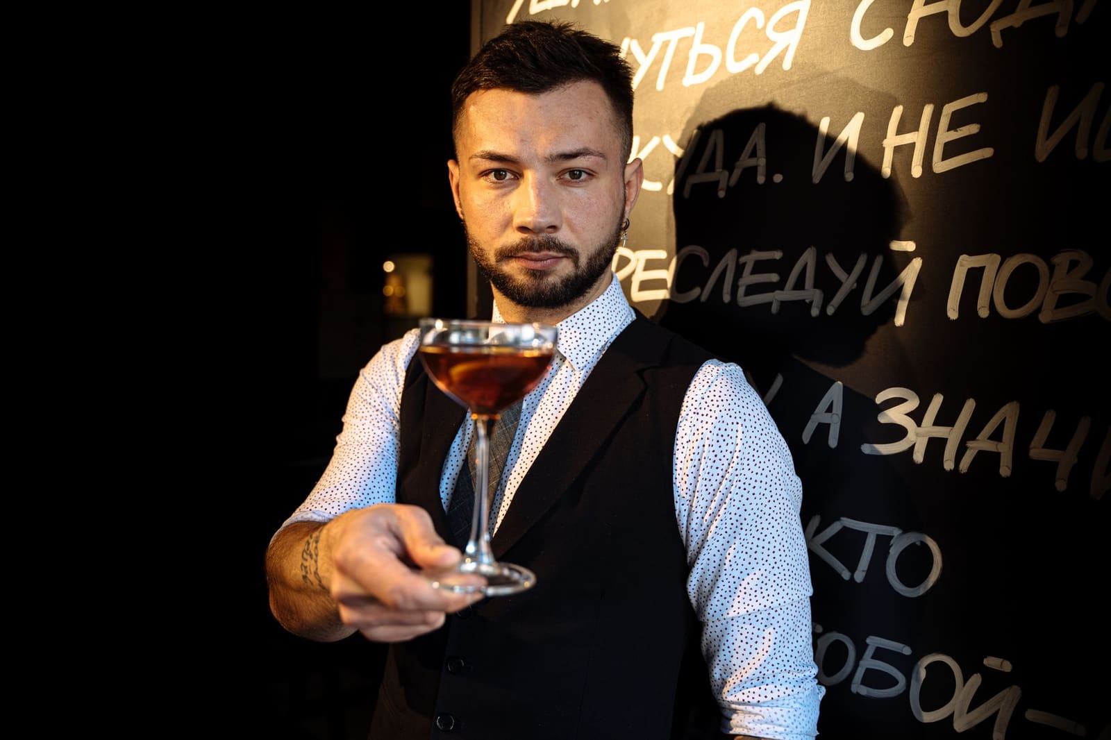 Bartender bereidt een signature serve tijdens een internationale cocktailwedstrijd zoals de MONIN Cup
