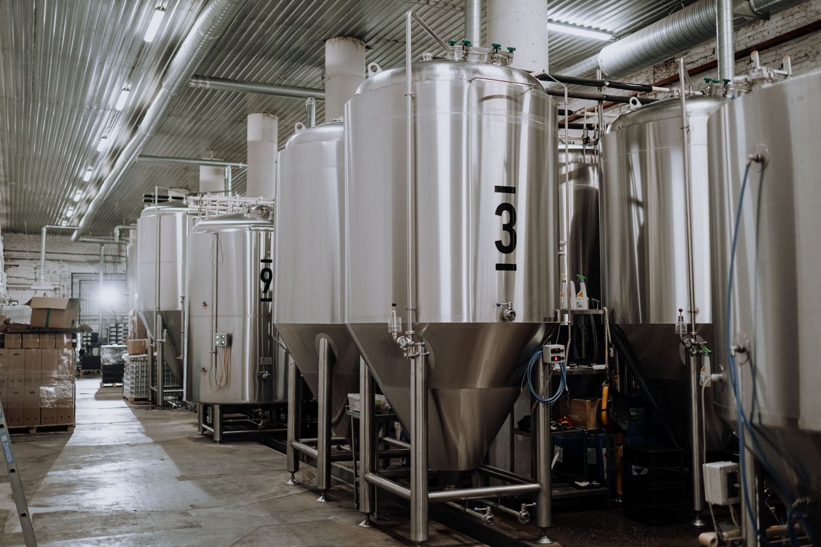 Grote roestvrijstalen brouwtanks in een industriële bierbrouwerij