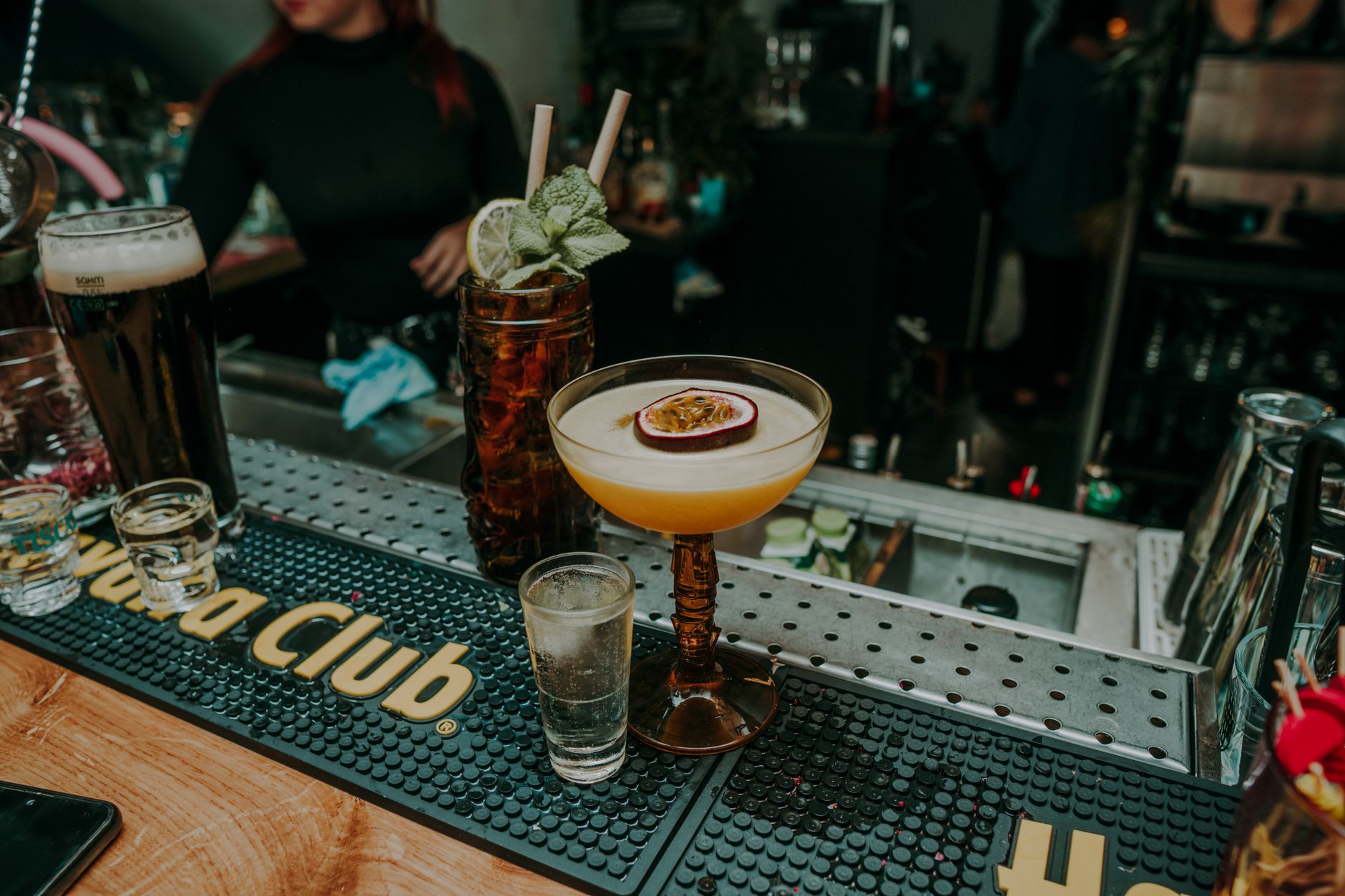cocktails op een bar in warm barlicht