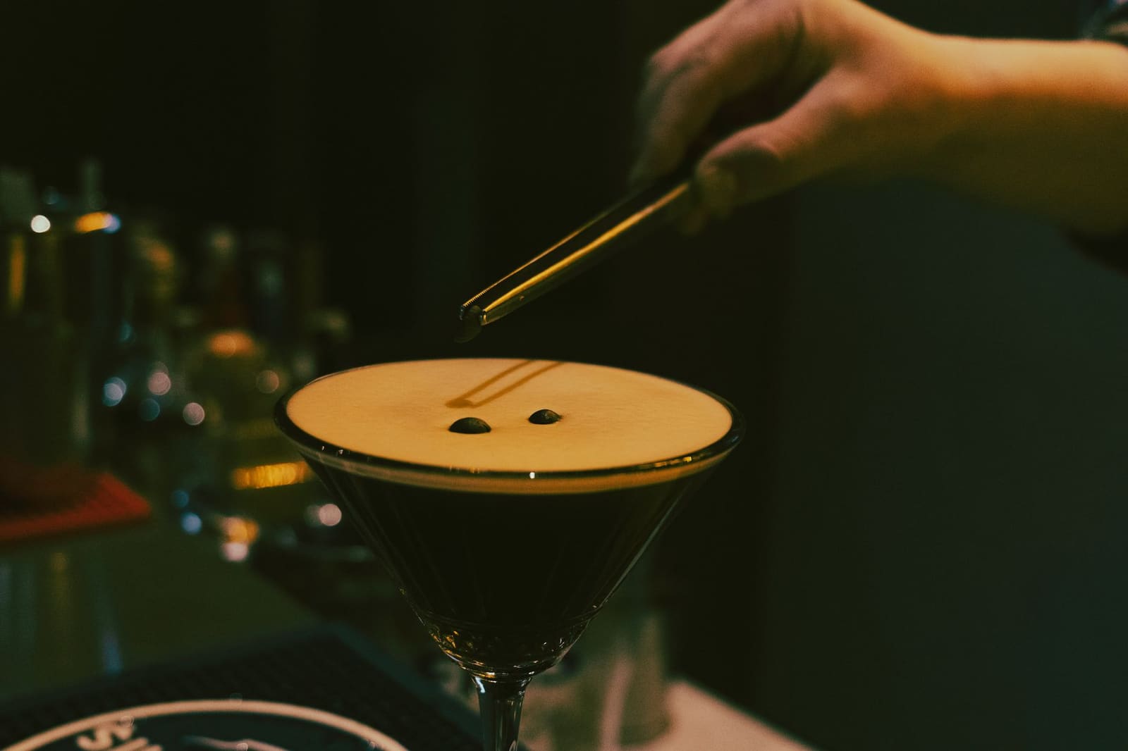 espresso martini met koffiebonen op een donkere bar
