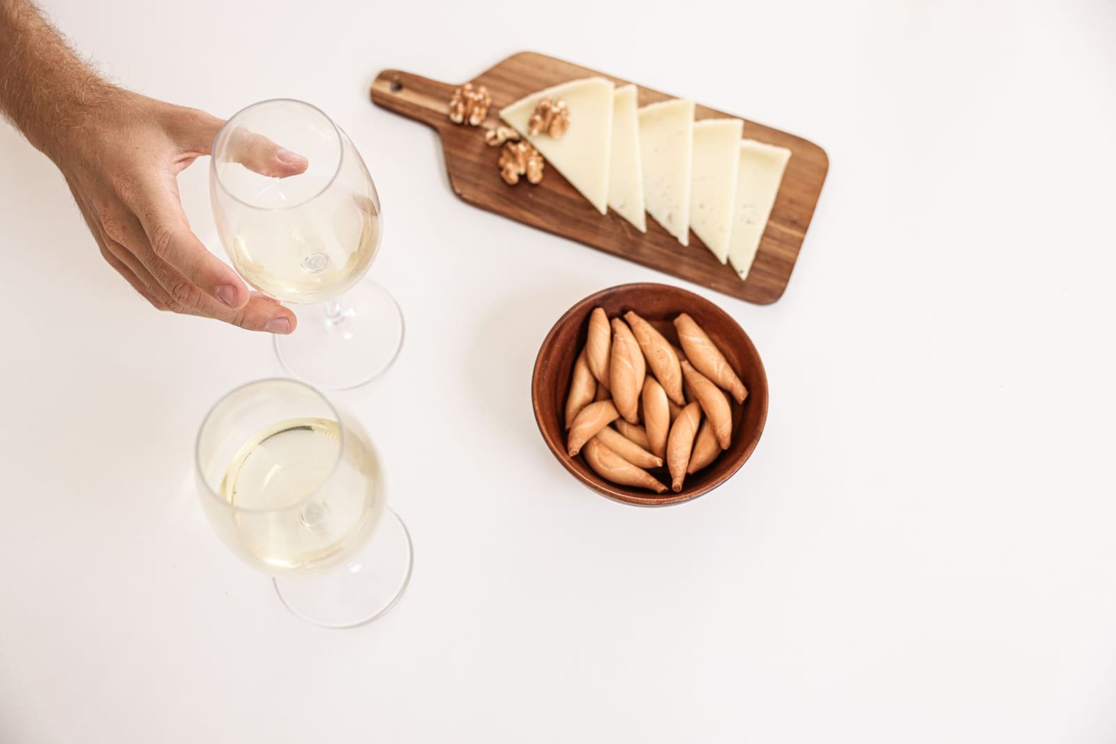 Spritz met hapjes op een tafel tijdens een Italiaanse aperitivo
