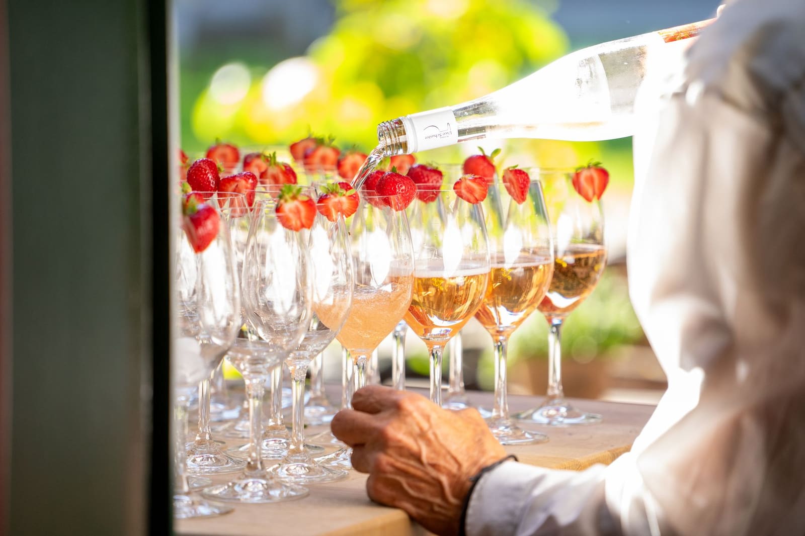 Bartender schenkt prosecco in een wijnglas met ijs voor een spritz
