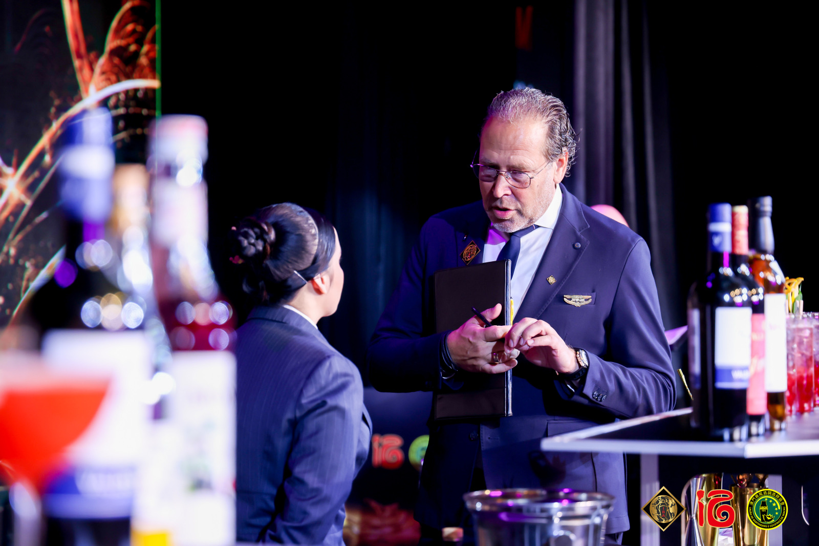 IBA-jurylid in gesprek met een deelnemer tijdens het World Cocktail Championship in Macau