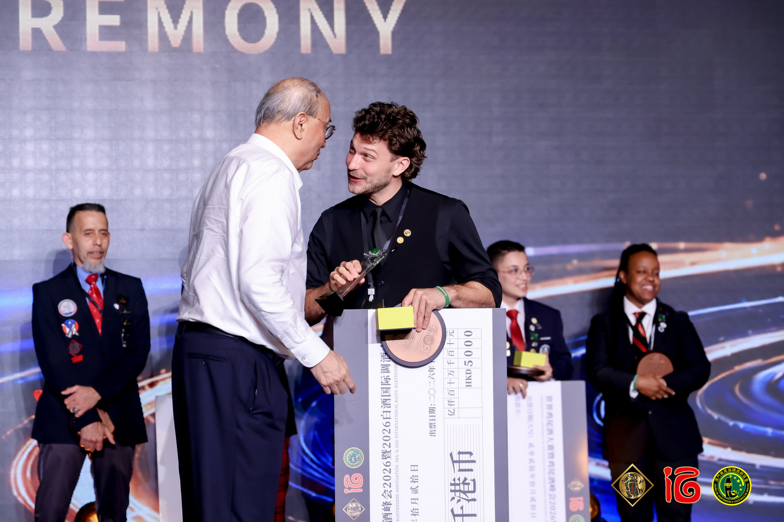Een winnaar ontvangt zijn prijs tijdens de award ceremony in Macau
