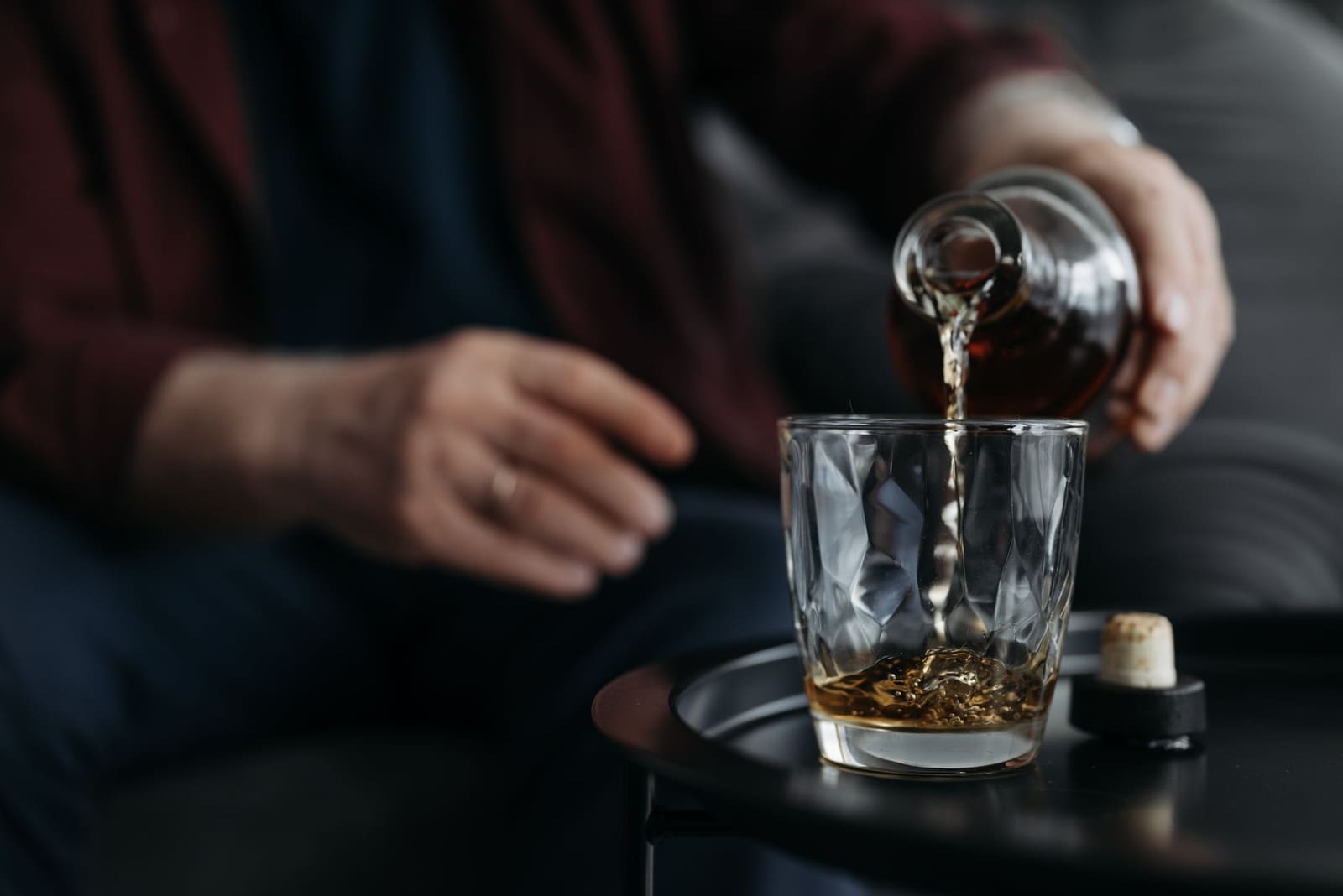 Bourbon whiskey wordt uitgeschonken in een laag glas met ijs