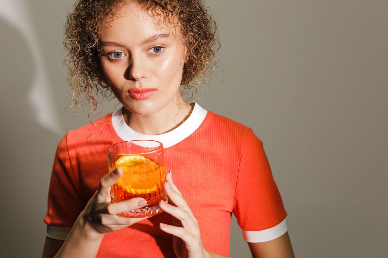 Een Negroni cocktail met een sinaasappelschil als garnering, klaar om te proeven