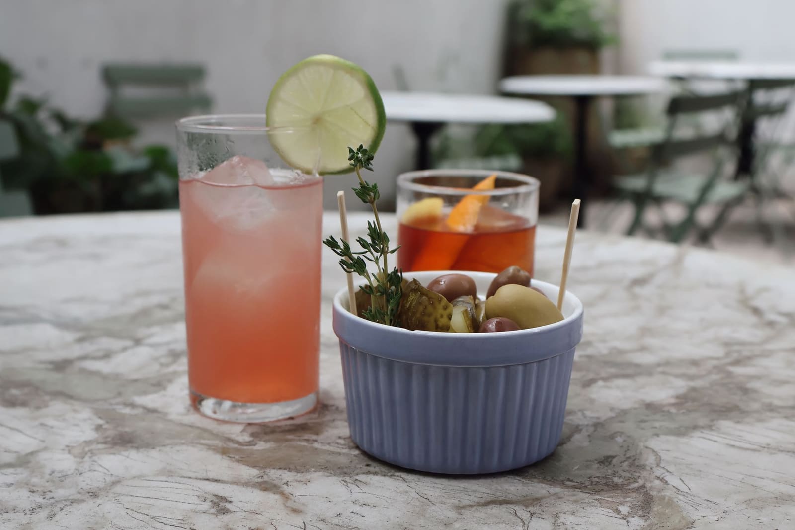 Een Negroni cocktail met sinaasappelschil op een barblad tijdens Negroni Week