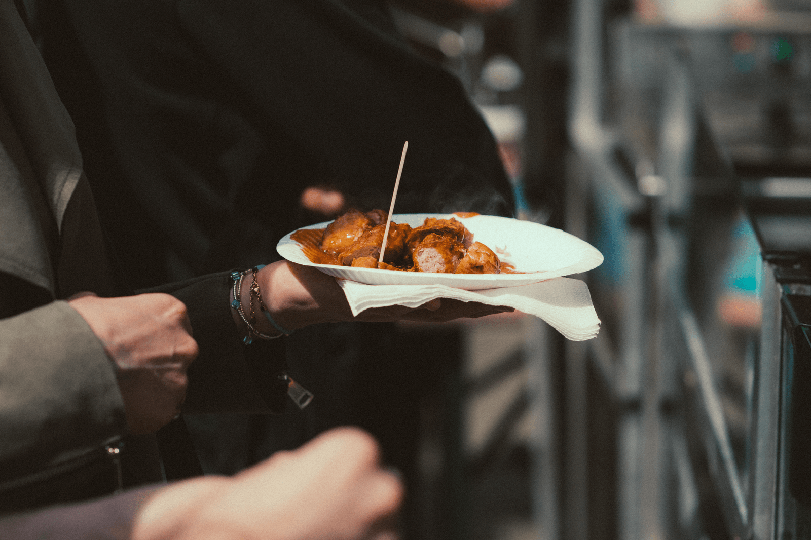 Bezoekers proeven gerechten en drankjes tijdens een groot foodfestival