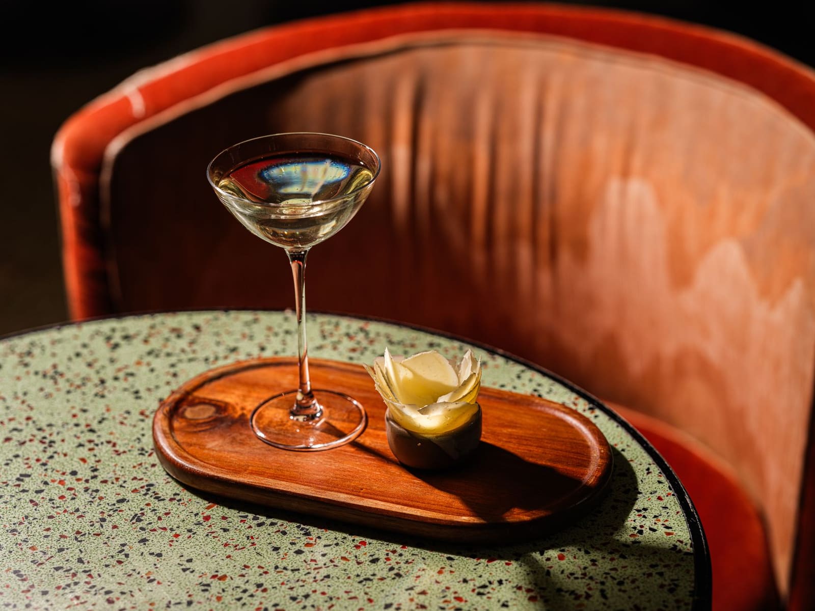 Weelderig ingerichte martinibar met fluwelen wanden en sfeervolle verlichting in New York