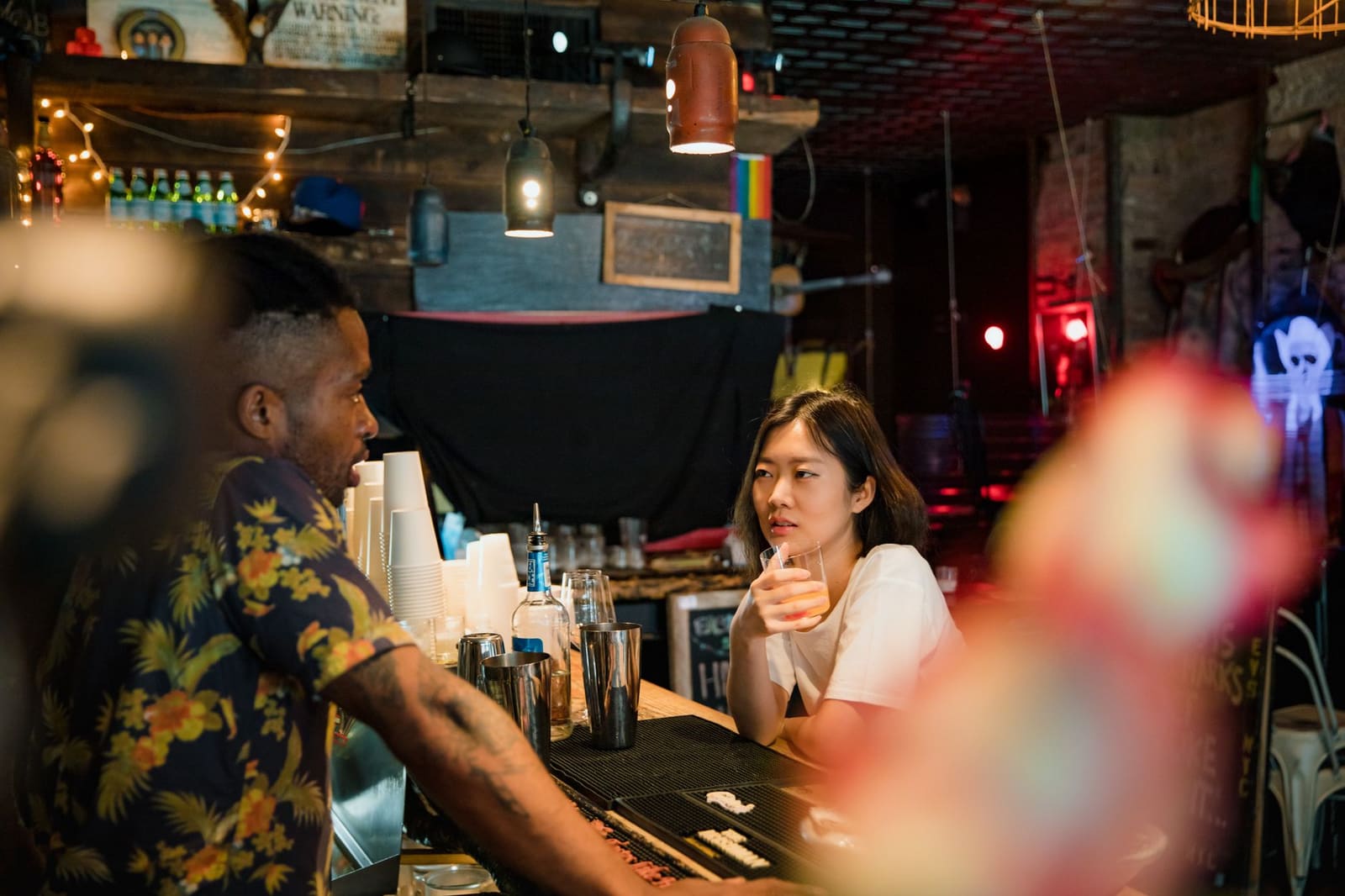 Drukke cocktailbar met gasten, voorbeeld van een derde plaats in de buurt