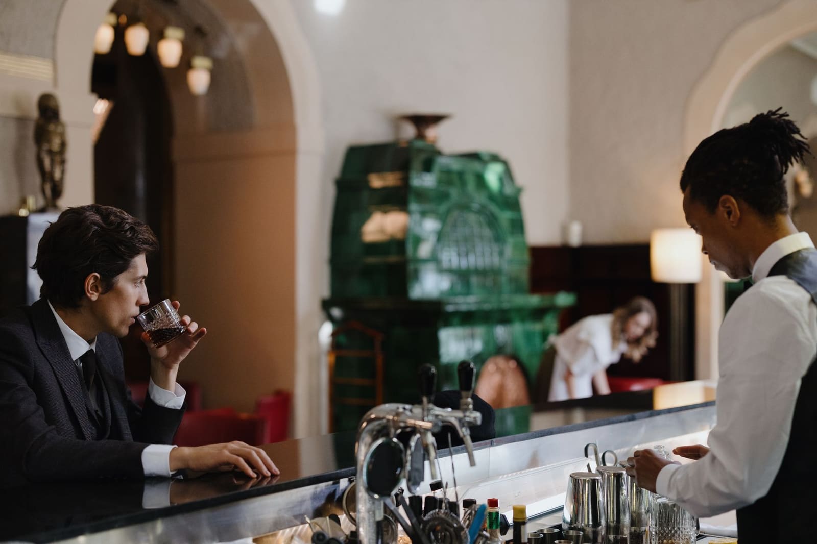 Bartender werkt achter de bar, symbool voor onderzoek naar eerlijk loon in de horeca