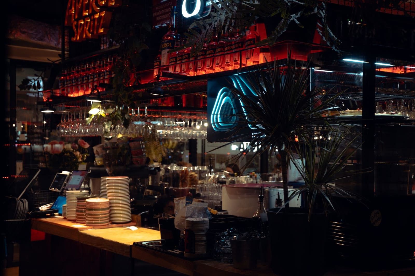 Sfeervol interieur van een moderne cocktailbar met gedimd licht