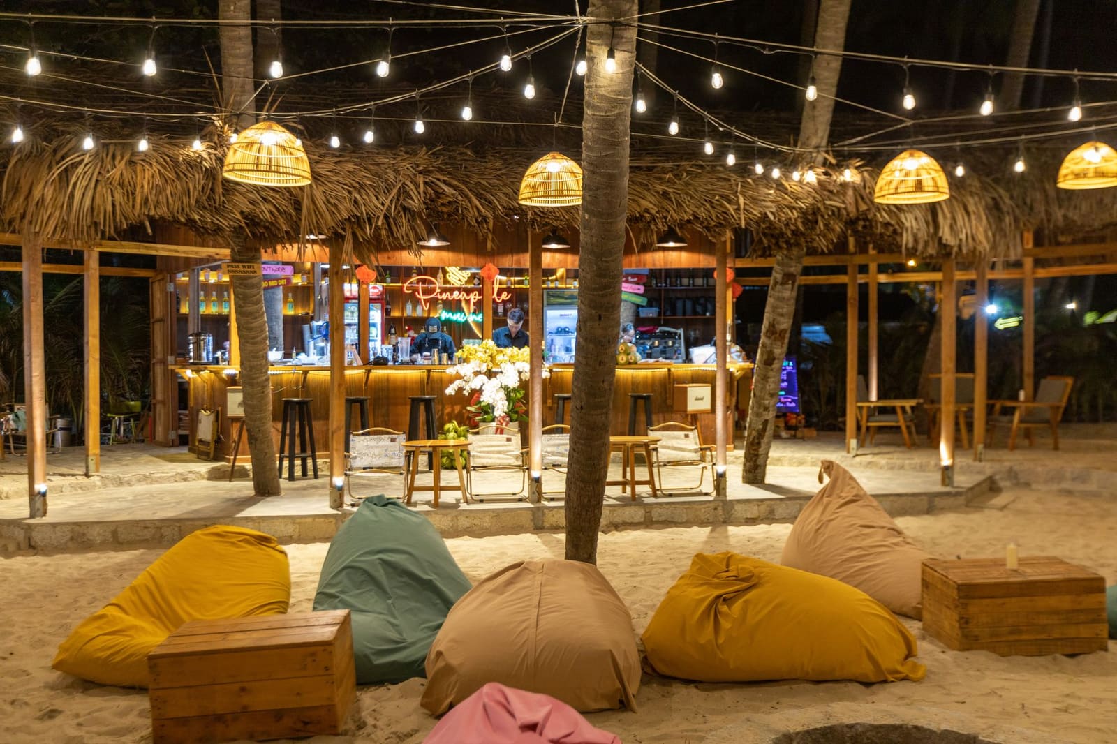 Zomerse avondsfeer met lounge-muziek en zachte verlichting op een terras