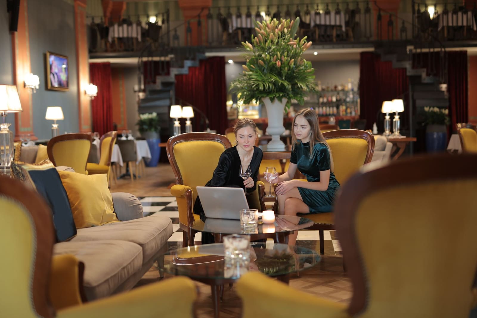 Lounge van een hotelbar met zachte verlichting