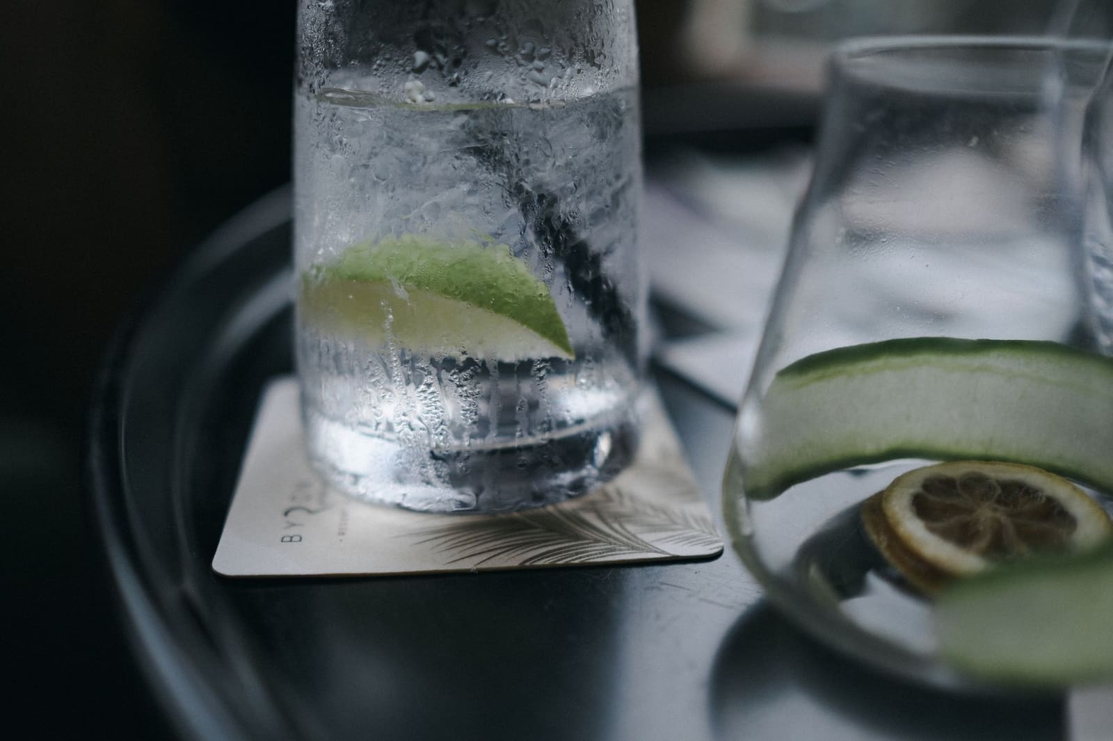 Gin tonic met limoen en tonic in een hoog glas op een tafel
