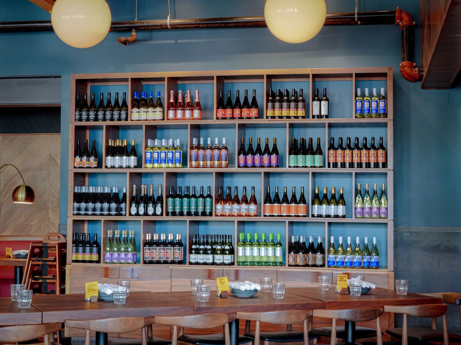 Flessenwand achter de bar met sterke drank